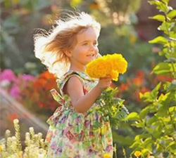 Бегущая девочка с цветами