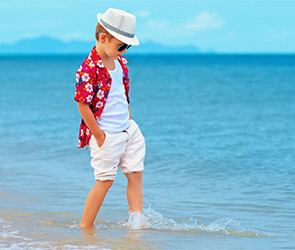 Мальчик на фоне моря