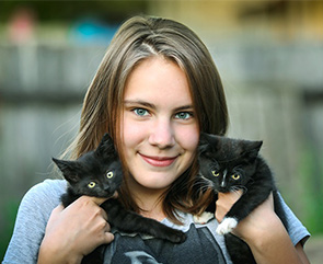 Девушка с котятами