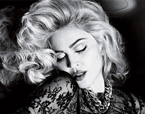 Мадонна черно-белое фото