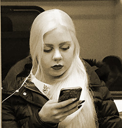 Блондинка со смартфоном