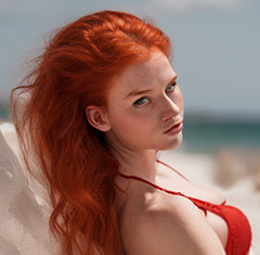 Рыжая девушка в красном купальнике