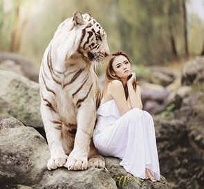 Девушка с белым тигром