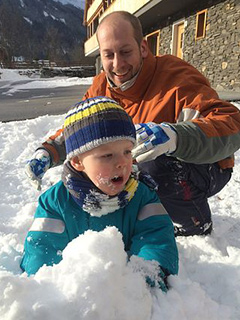 Со внуком в снегу