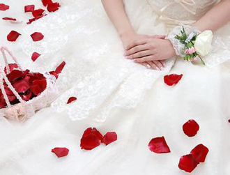 Платье невесты в лепестках
